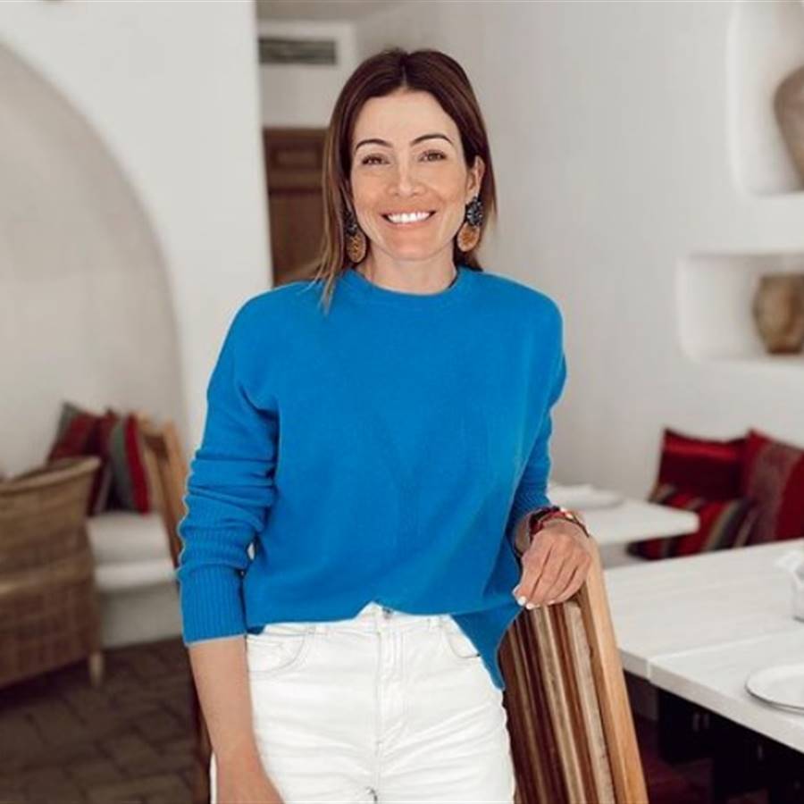 Virginia Troconis dice que más allá de los 40 hay que combinar así los jeans blancos para arrasar