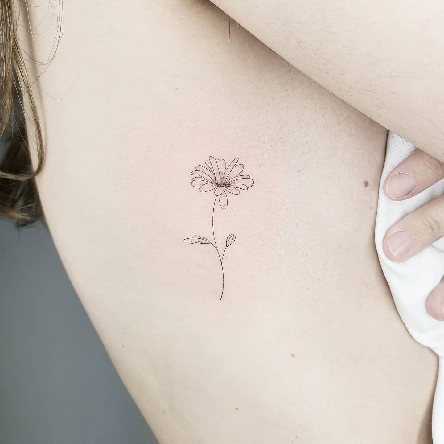 Tatuajes pequeños originales: flor 