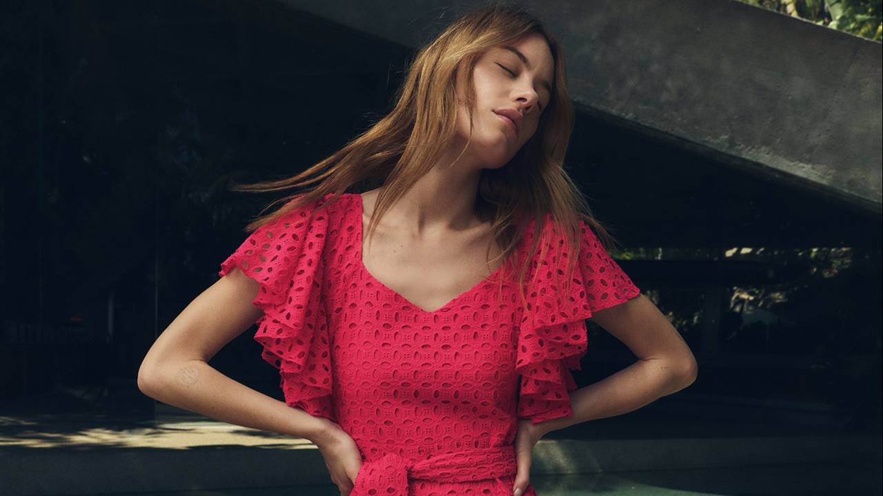 15 vestidos de Zara de nueva temporada que combinan con botines, zapatillas y sandalias