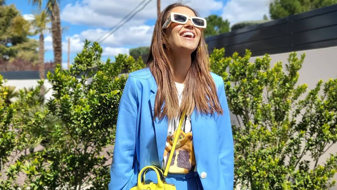 Paula Echevarria combina un traje de H&M con Converse y logra el look más juvenil de la primavera