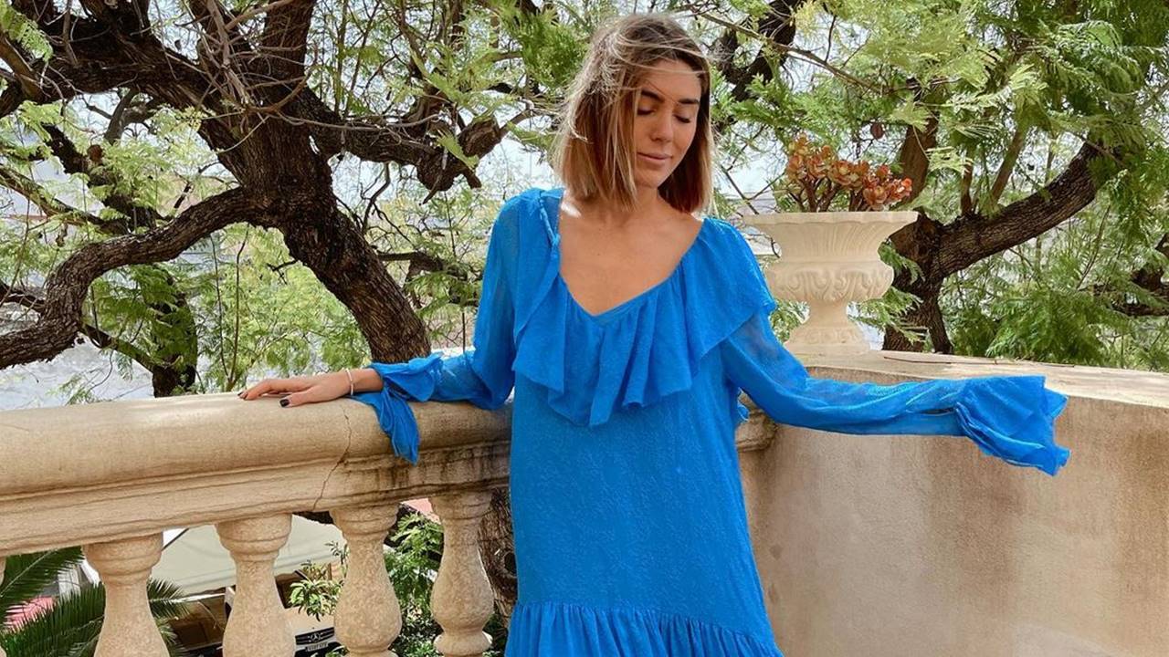 Anna Ferrer arrasa con un vestido maxi de color azul de H&M que favorece a todos los cuerpos