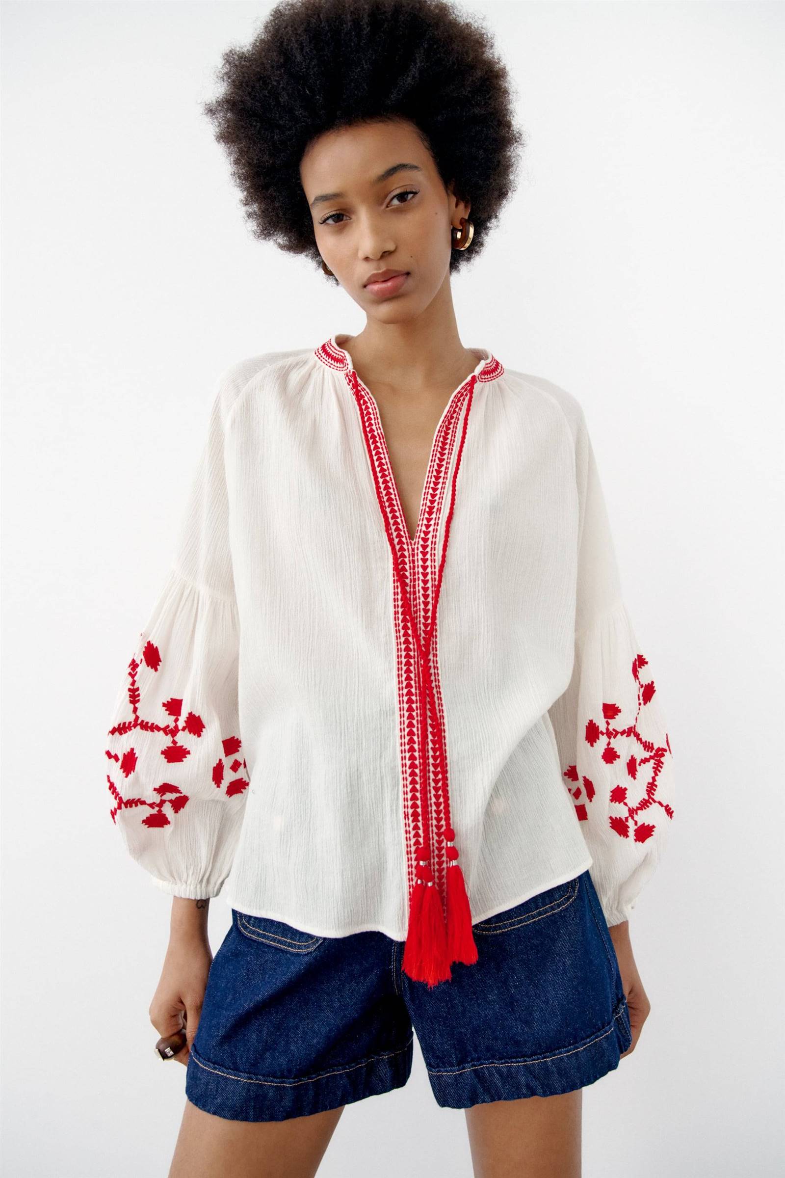 Blusa con bordados de Zara