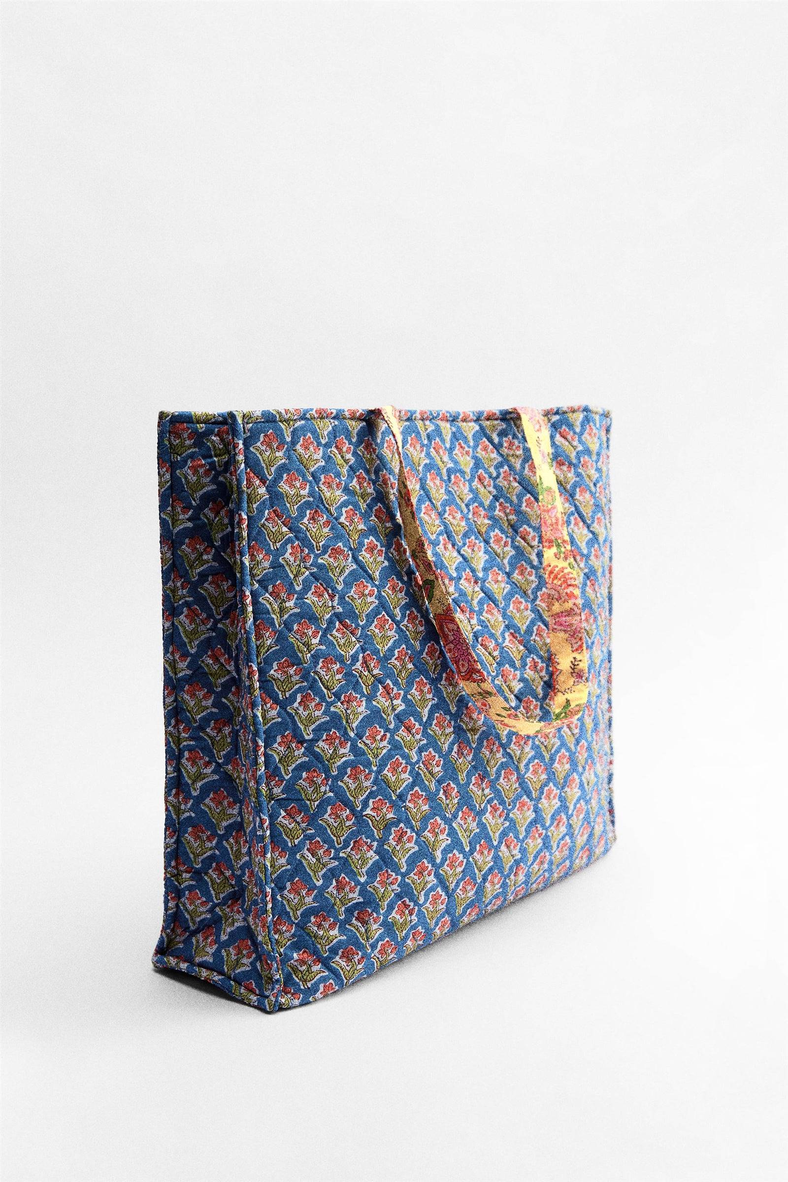 Bolso acolchado estampado de Zara