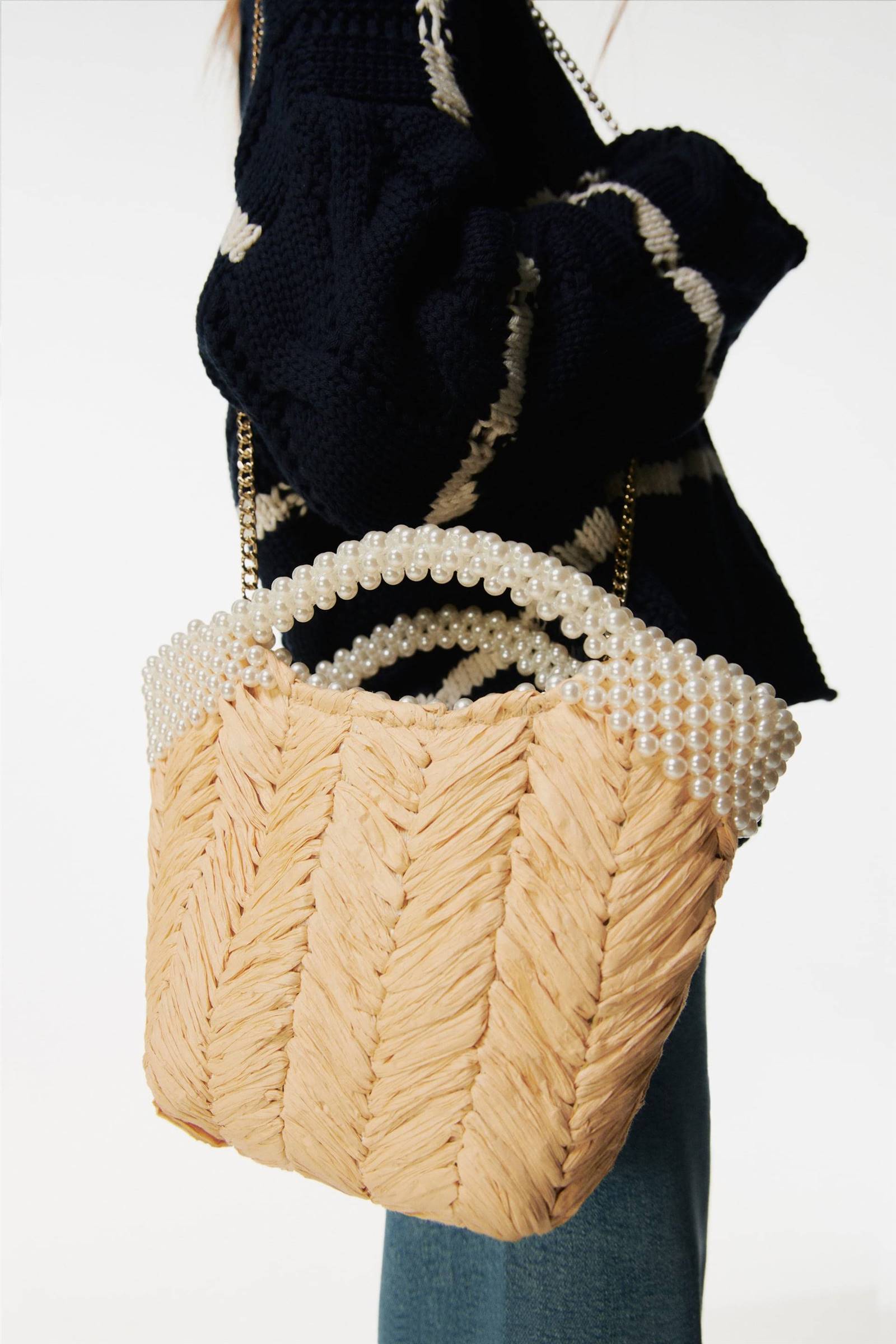 Bolso cesta con perlas de Zara