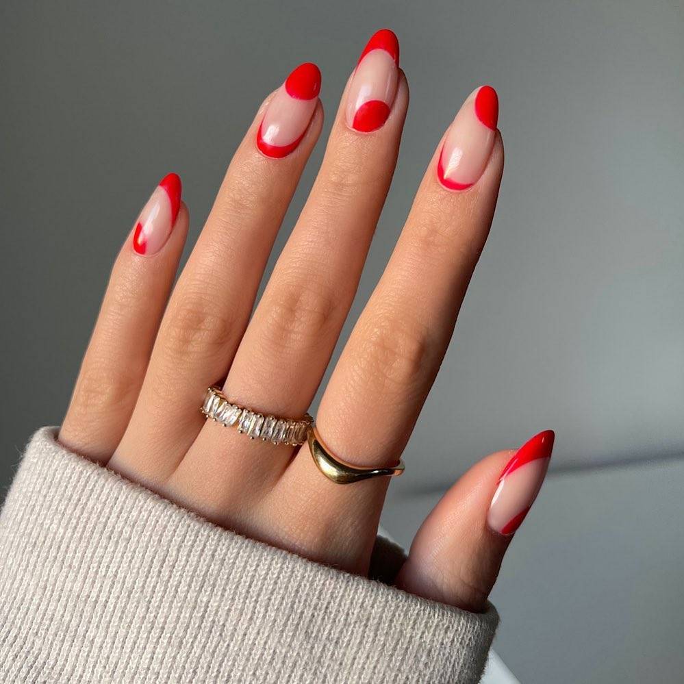 Uñas rojas con diseño abstracto 