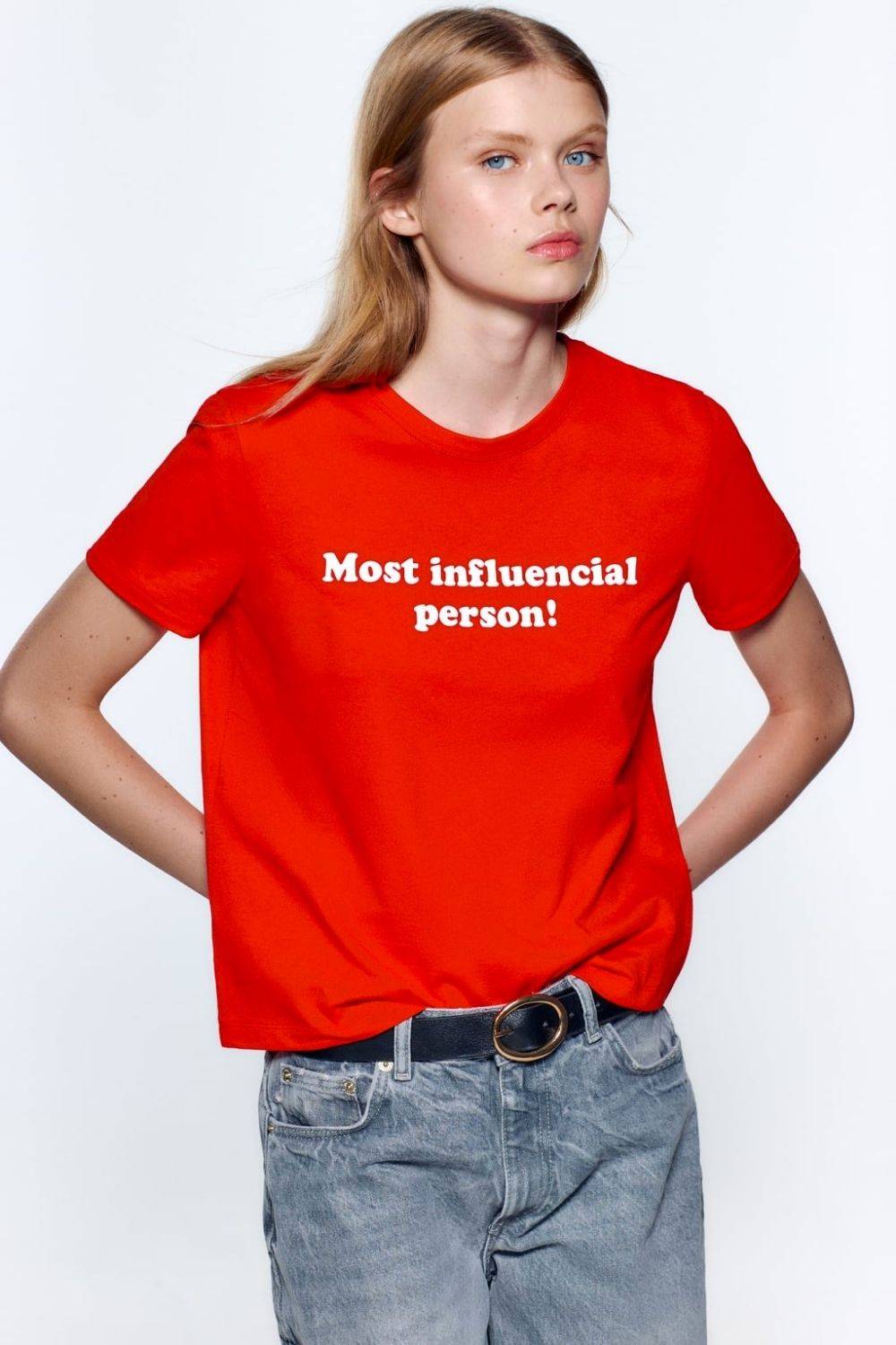 Camiseta roja con texto 