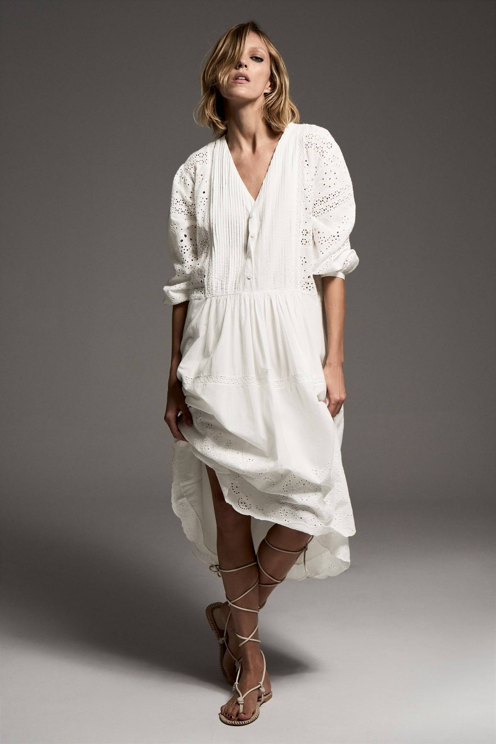 Vestido blanco midi con bordados de Zara
