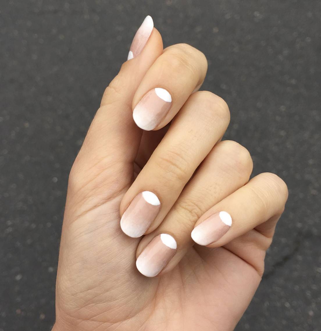 5 diseños de uñas cortas blancas perfectas para ir al cine y cenar  Ser Zen