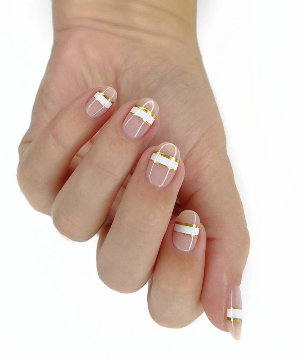 Uñas blancas con diseño horizontal