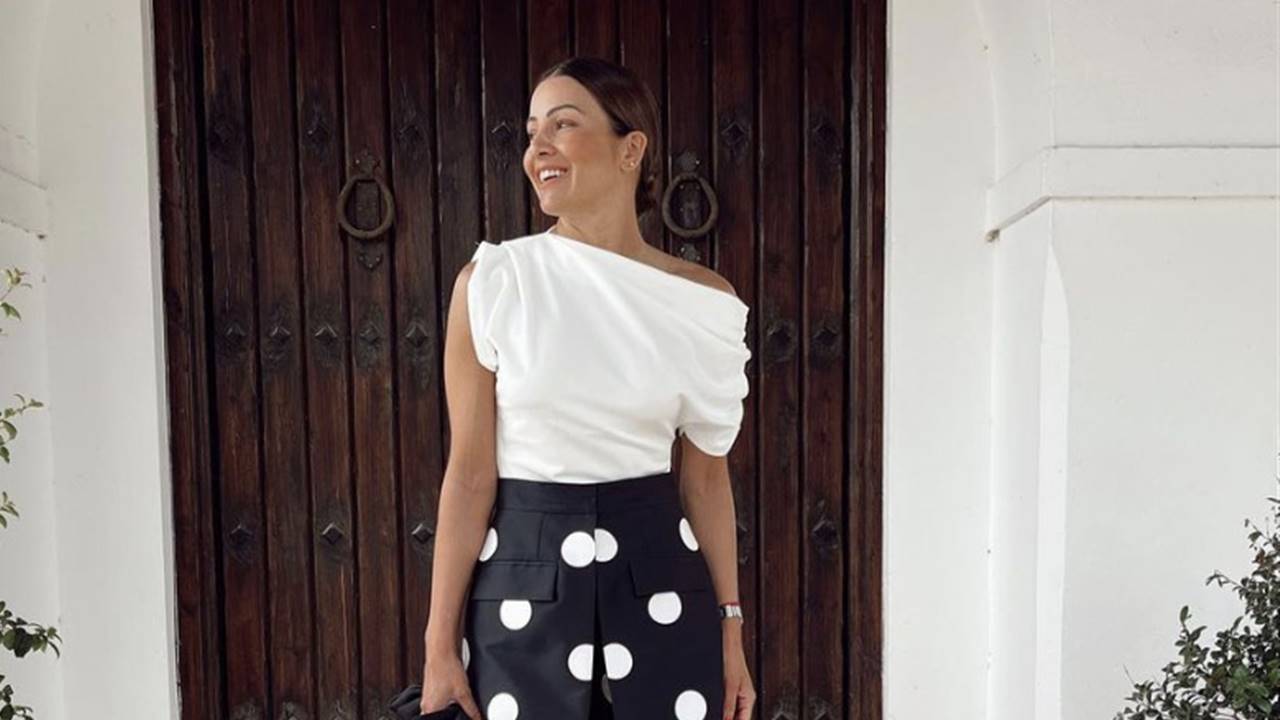 Pantalones de lunares y blusa blanca: Virginia Troconis, ideal con este look de invitada alternativo al vestido