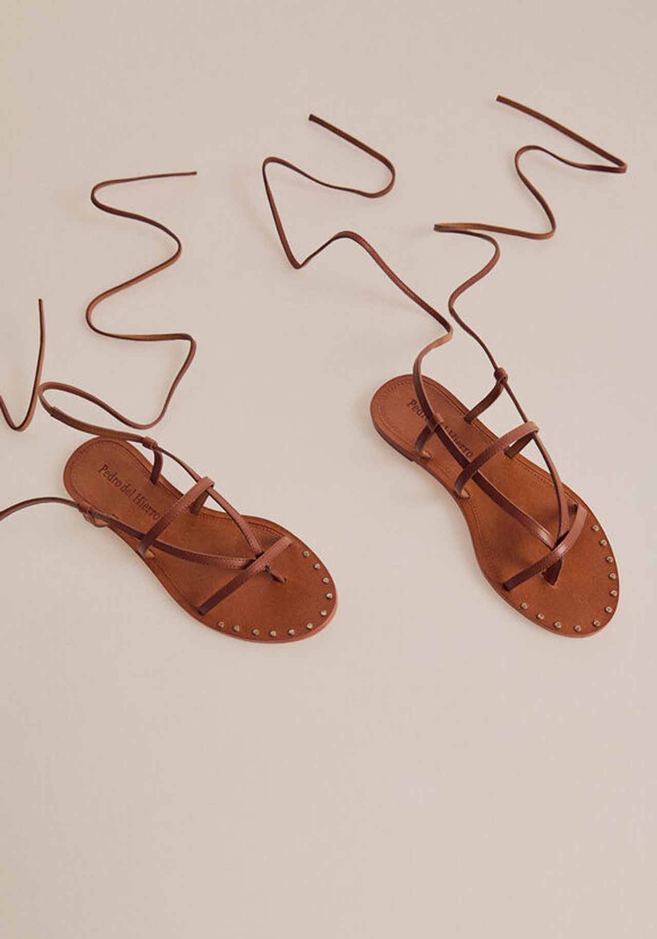 Sandalias planas en color marrón