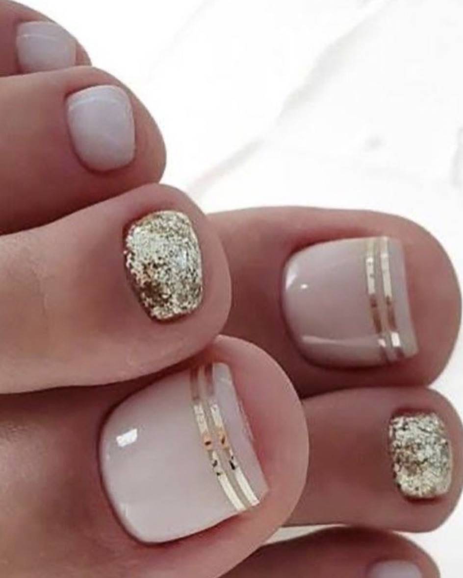 Decoración de uñas de pies: Con dorado y glitter