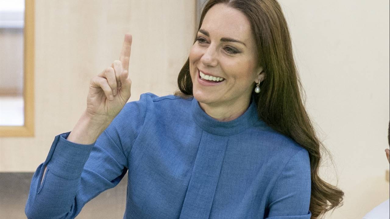 Kate Middleton enamora con la blusa azul más elegante y que mejor sienta más allá de los 40