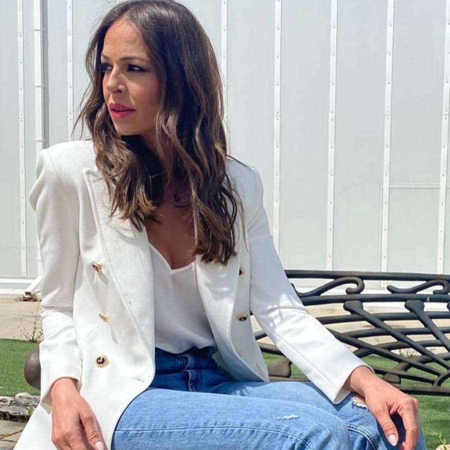 Blazer blanco + jeans rotos, Eva González triunfa con el look moderno (de básicos) para las de más de 40
