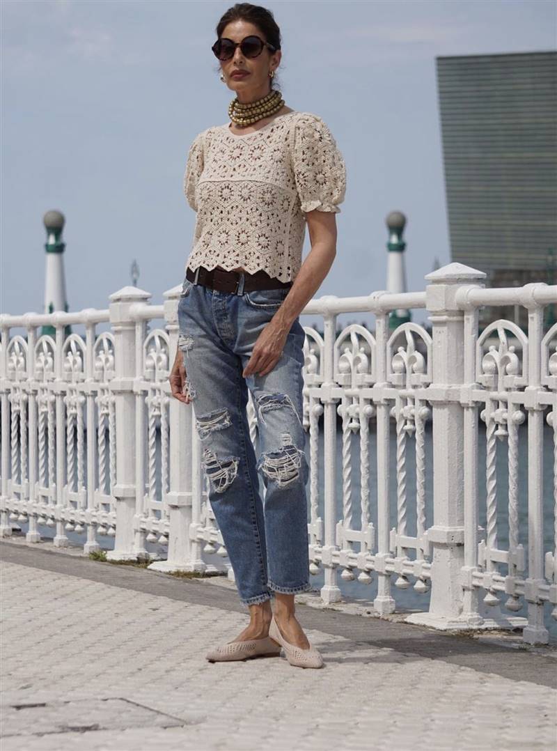 Pilar de Arce con jeans rotos