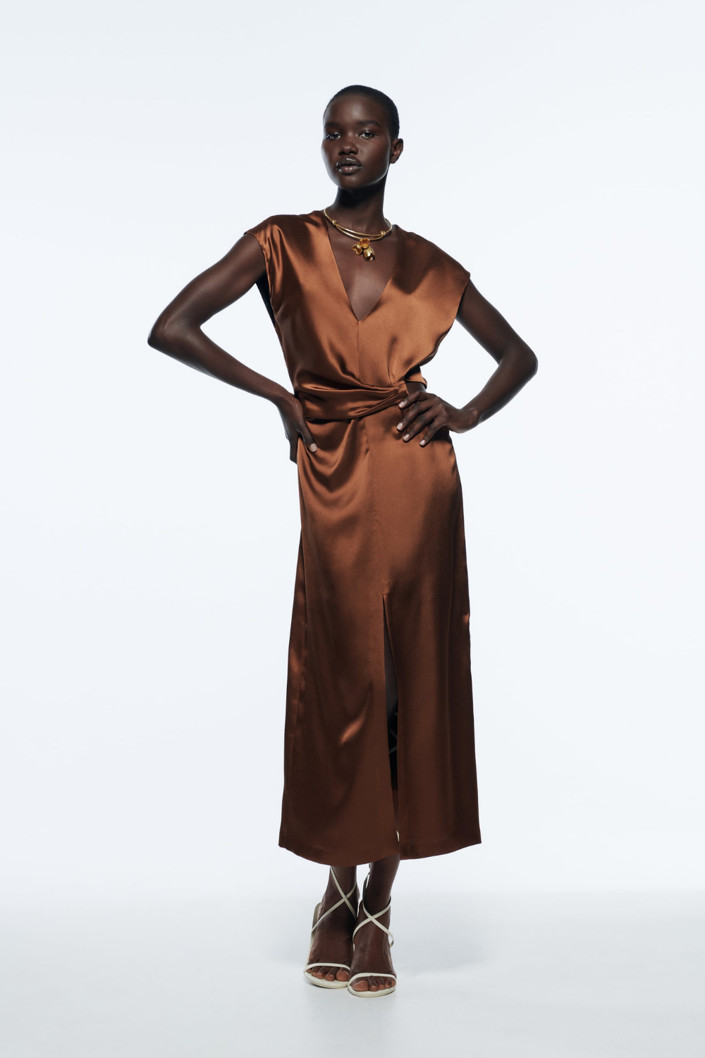 Vestido de invitada de Zara marrón