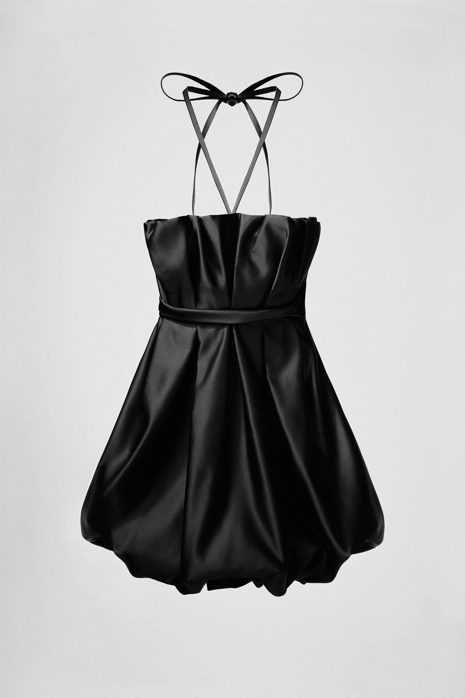 Vestido con volumen negro de Zara