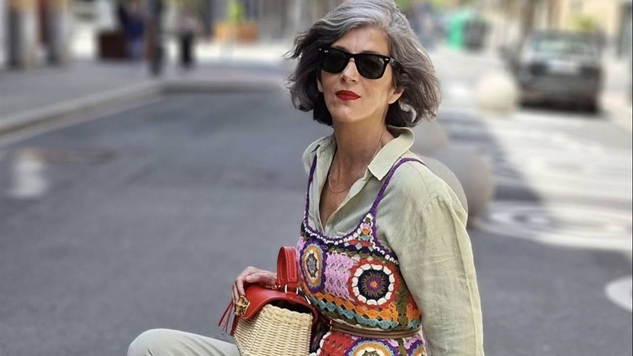 El truco infalible de las influencers de 50 para dar una nueva vida al top de crochet de Zara más bonito