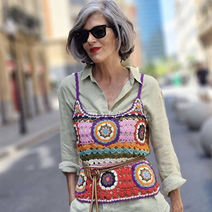 El truco infalible de las influencers de 50 para dar una nueva vida al top de crochet de Zara más bonito