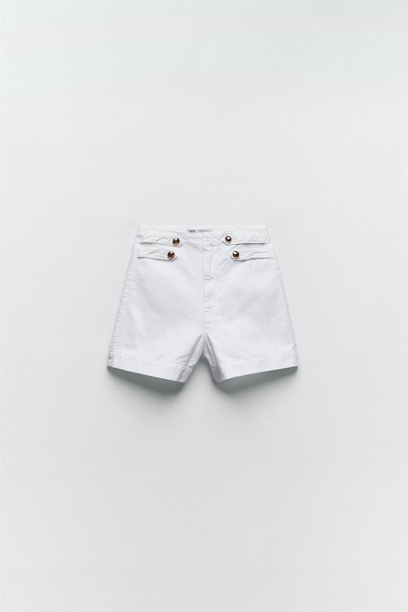 Pantalones cortos blancos con botones de Zara
