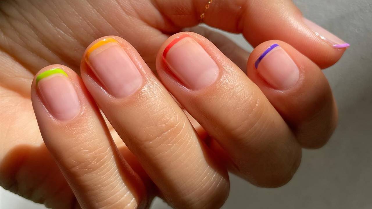 10 ideas de uñas francesas arcoíris que van a triunfar este verano