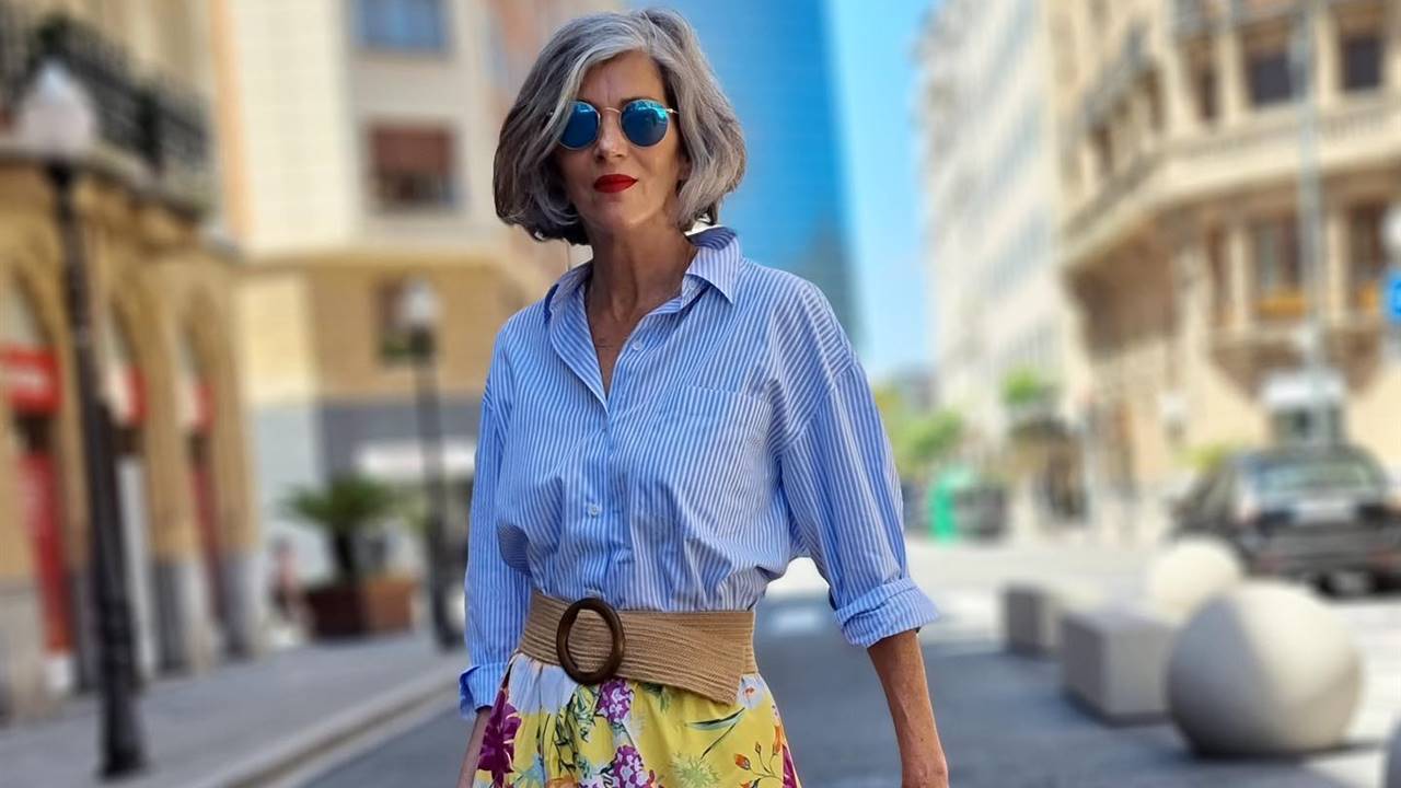 Carmen Gimeno sabe cómo llevar falda larga con camisa a los 50 de la forma más moderna 