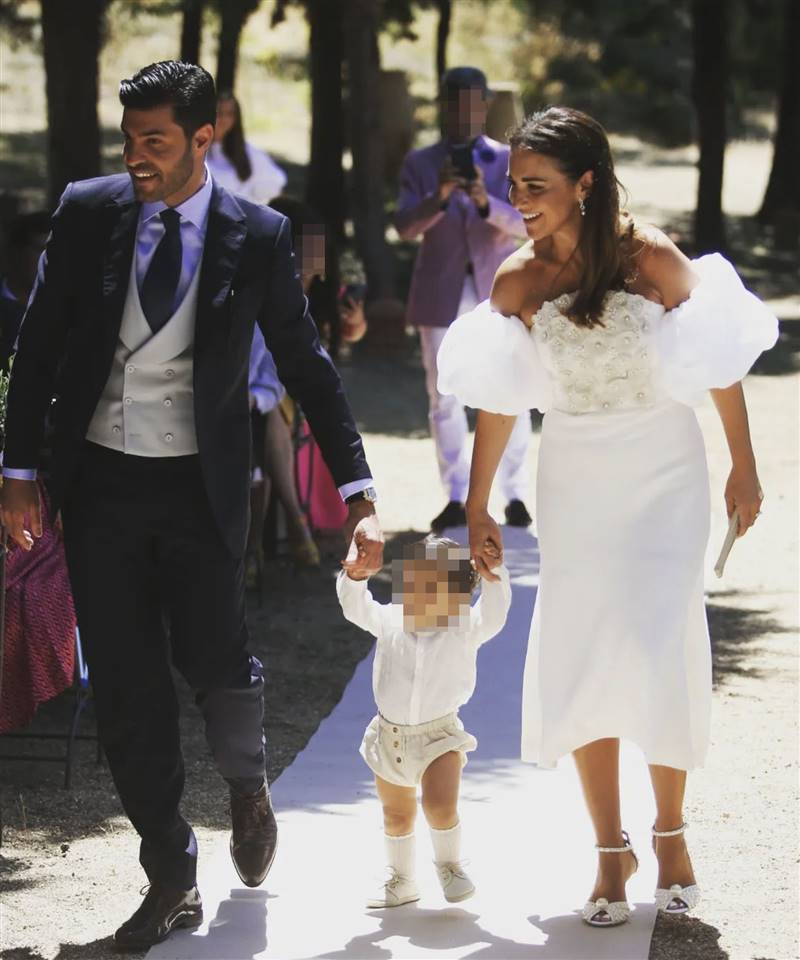 Paula Echevarría con vestido blanco en el bautizo de su hijo
