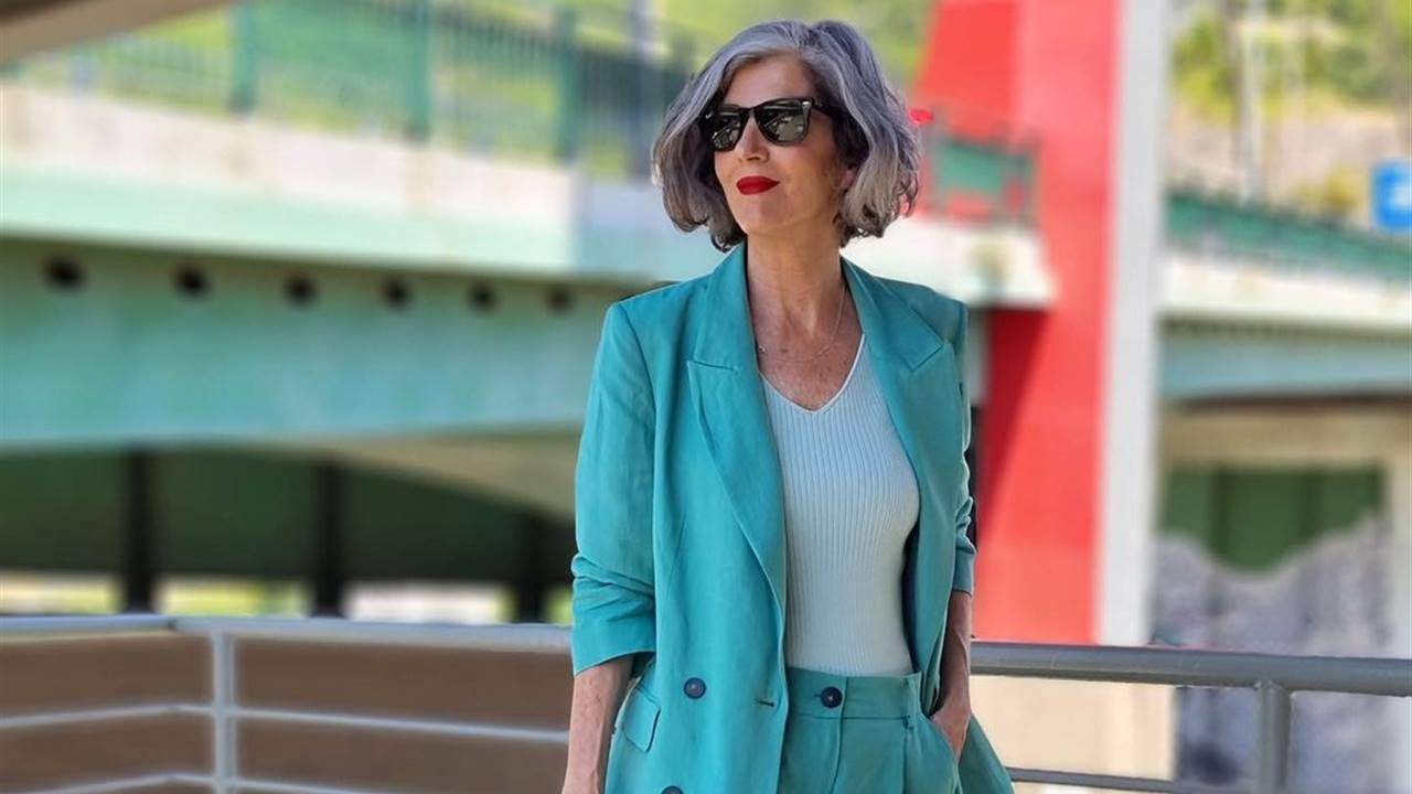 Carmen Gimeno ficha en El Corte Inglés el traje veraniego que mejor queda con zapatillas a los 50