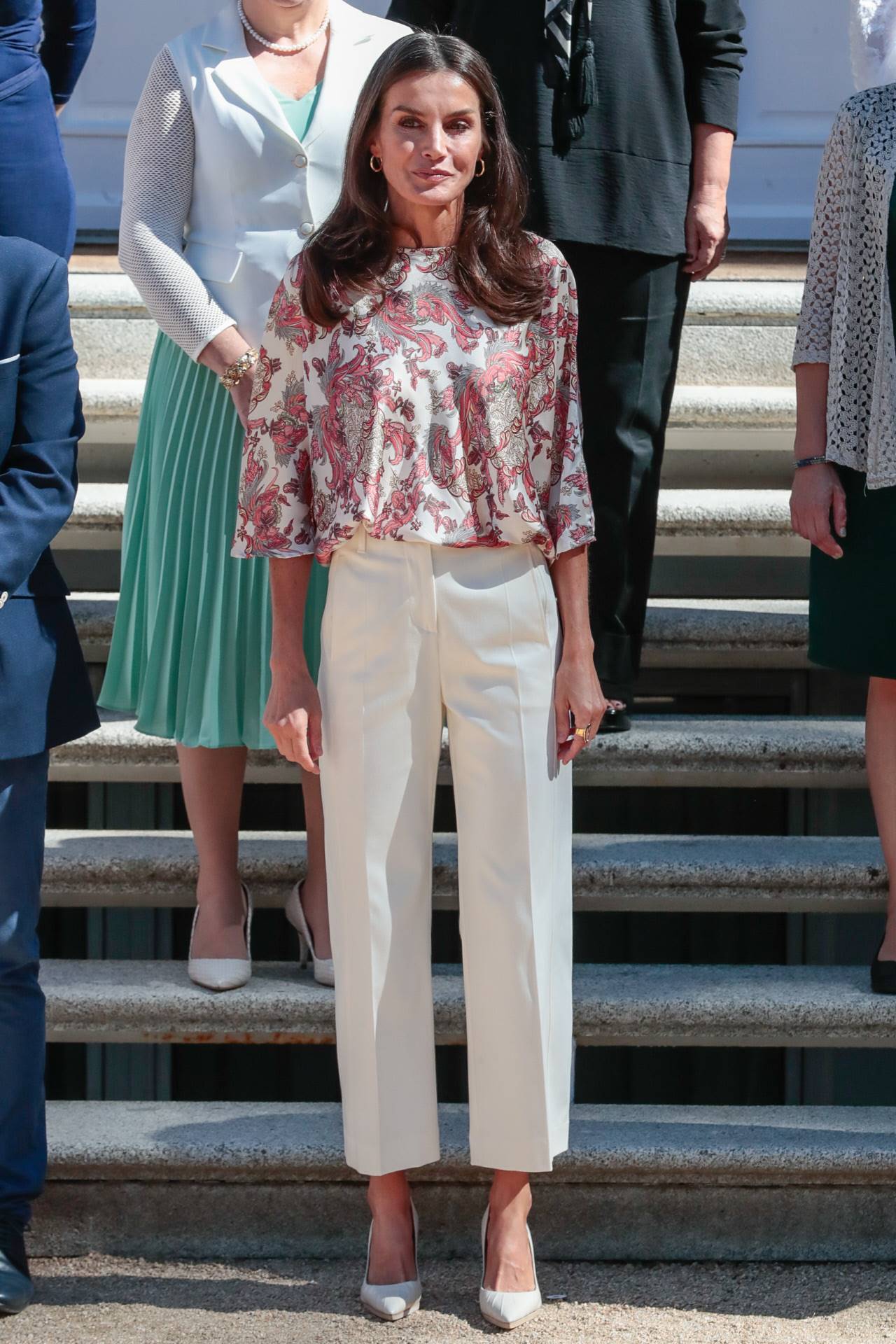 Reina Letizia con pantalones culotte blancos
