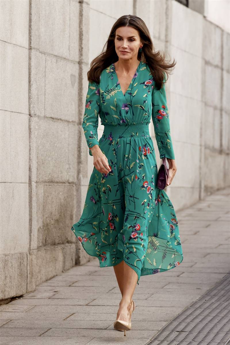 Río arriba Metro Escalera La reina Letizia repite su vestido favorito: es de flores e ideal para  comuniones y bautizos