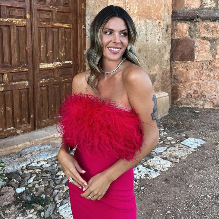 Laura Matamoros, la invitada más elegante y bella de rojo en la boda del futbolista Dani Carvajal