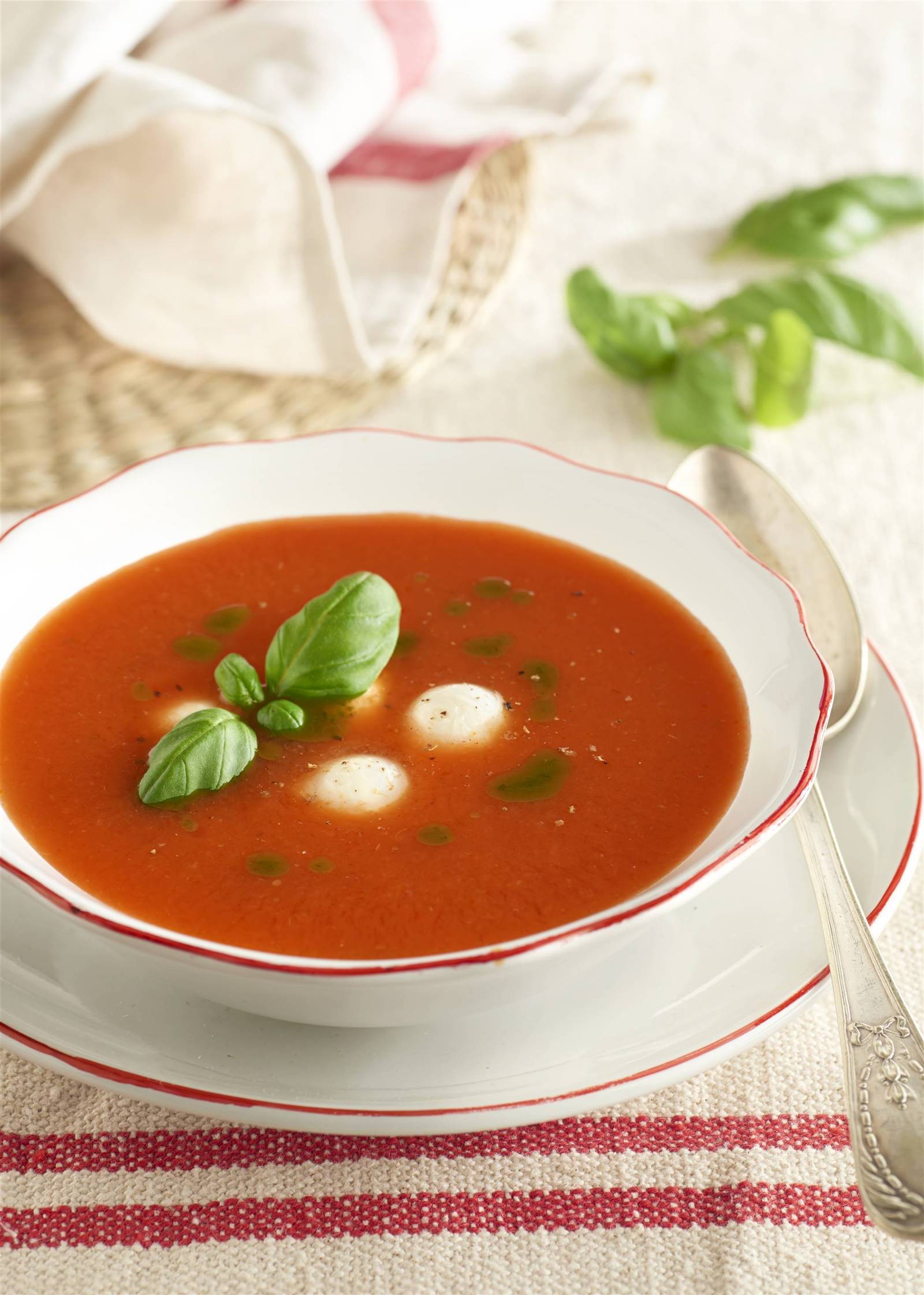 Sopa de tomate con albahaca y mozzarella