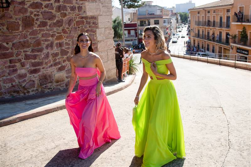 Colores flúor cut out, la coincidencia súper trendy de Laura Escanes y Anna Ferrer con su look de boda