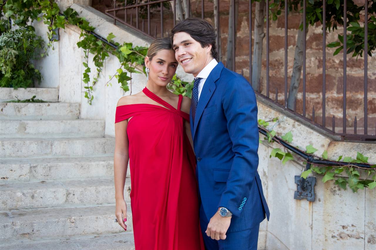 María Pombo, la invitada más espectacular con un vestido rojo griego que  inspirará a las madrinas de más de 50