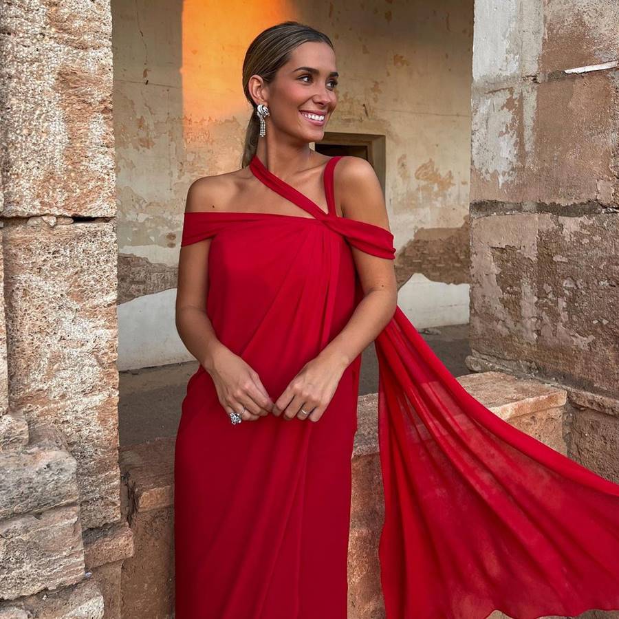 María Pombo, la invitada más espectacular con un vestido rojo griego que inspirará a las madrinas de más de 50