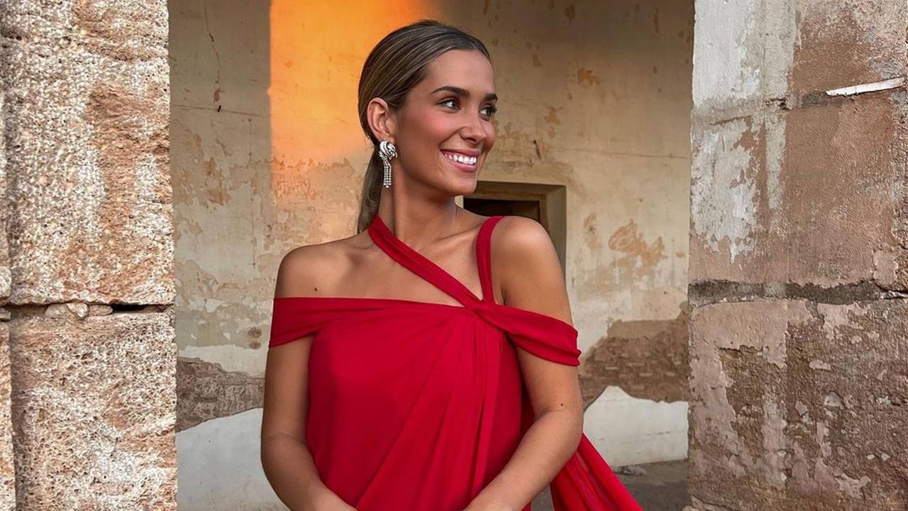 María Pombo, la invitada más espectacular con un vestido rojo griego que inspirará a las madrinas de más de 50