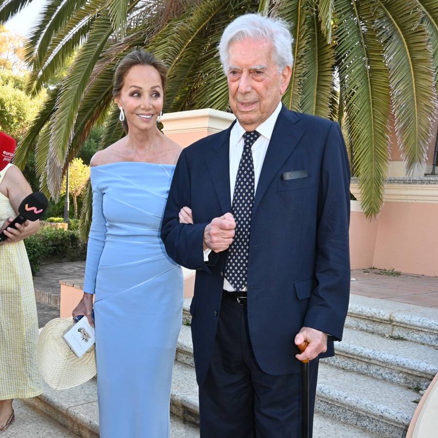  Isabel Preysler enamora con su estilismo azul de madrina en la boda andaluza de su sobrino