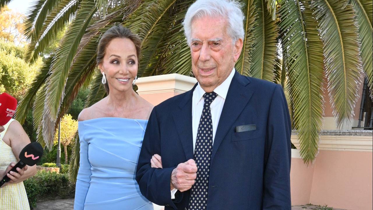  Isabel Preysler enamora con su estilismo azul de madrina en la boda andaluza de su sobrino