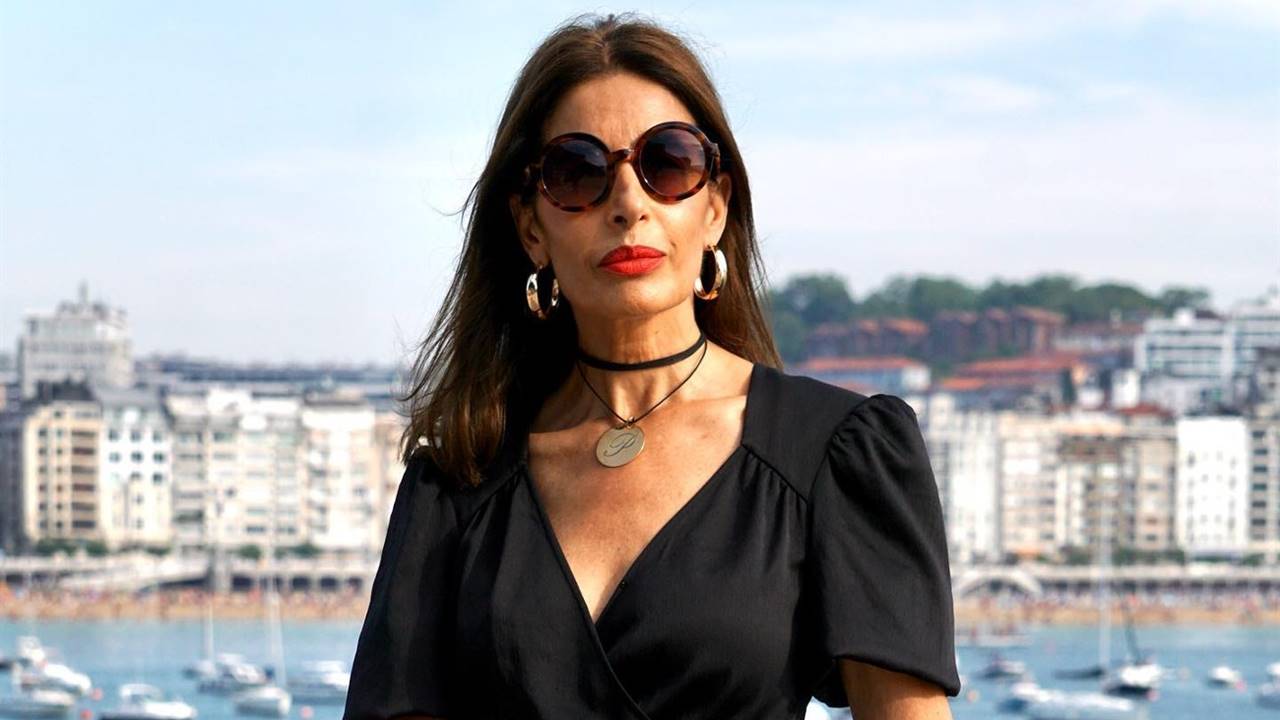 Pilar de Arce sabe cómo llevar collares cortos de la forma más elegante y moderna a los 60