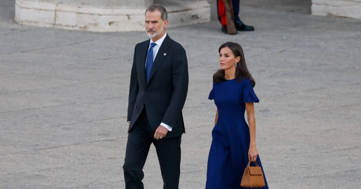 La reina Letizia tiene el vestido midi azul para las invitadas de otoño más  sofisticadas