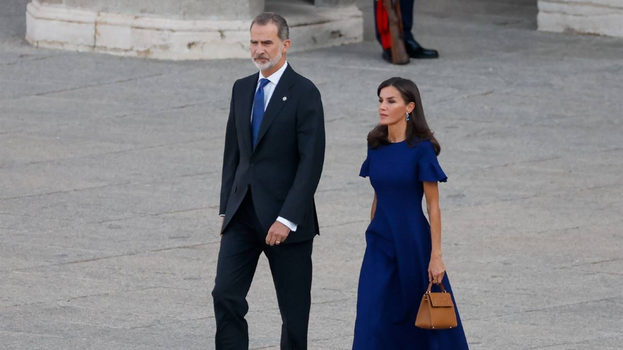 La reina Letizia tiene el vestido midi azul para las invitadas de otoño más sofisticadas