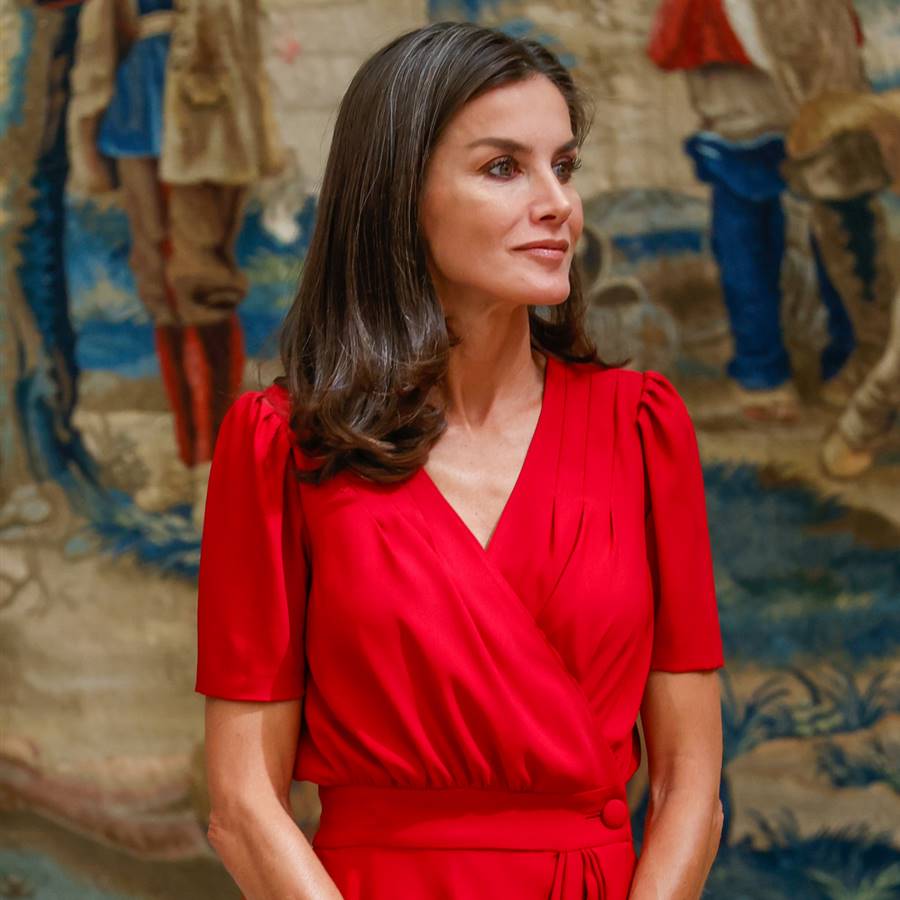 Letizia, sencilla y elegante, enamora con su vestido rojo de marca andaluza: 5 alternativas para copiarle