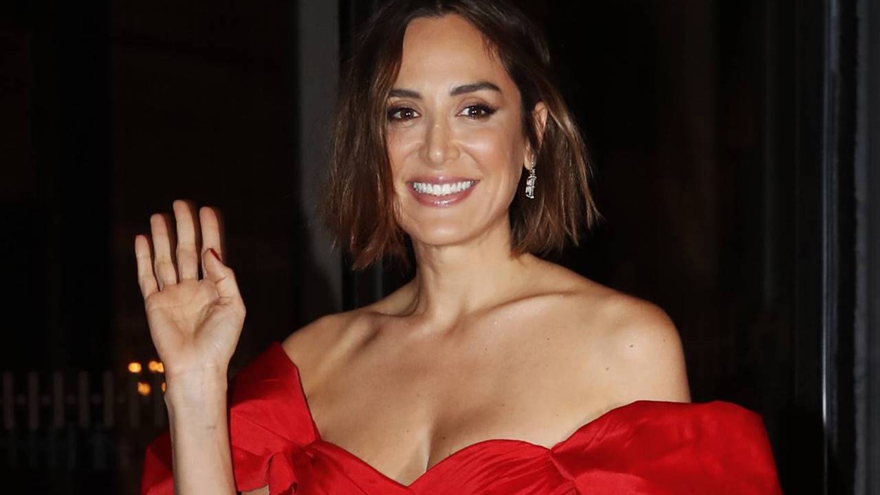 Tamara Falcó lleva al concierto de Camilo en Mallorca el vestido rojo que desearás para tu próxima boda
