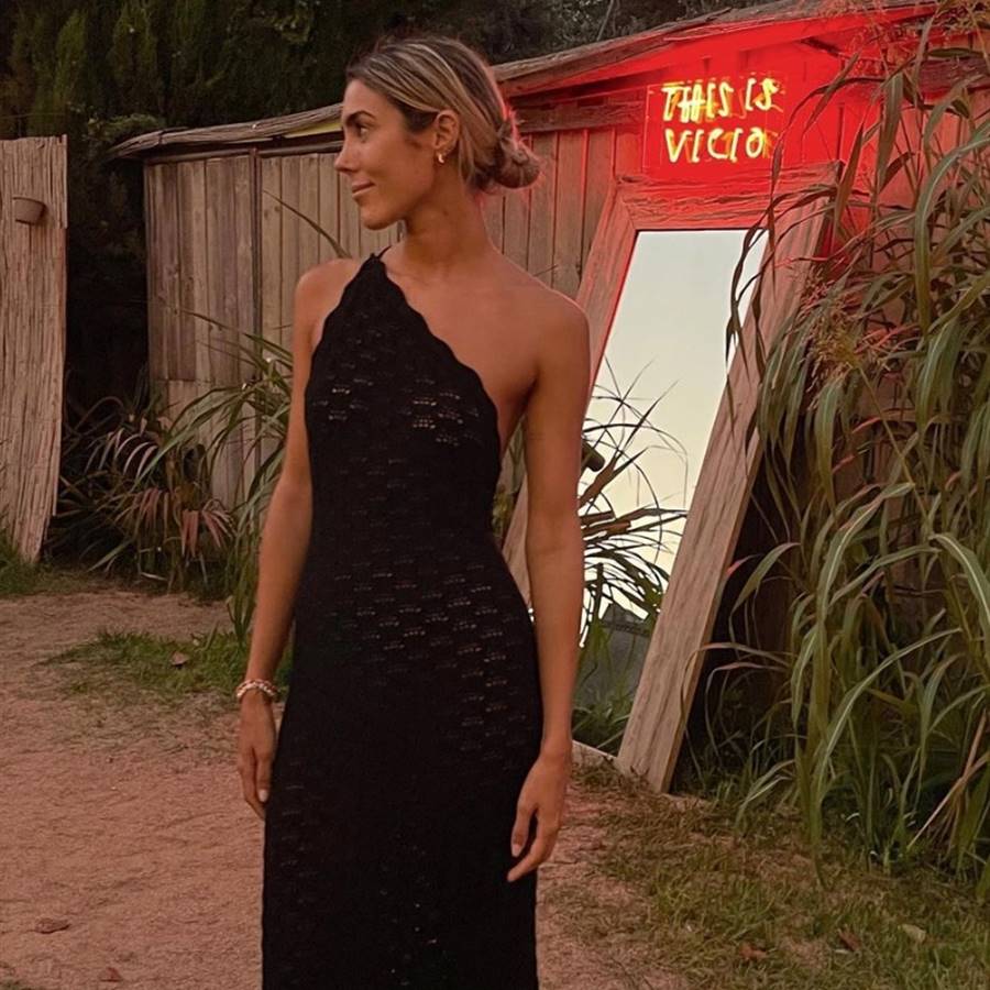 El vestido negro calado con el que Anna Ferrer ha arrasado en la Costa Brava es de Mango y vale 30€