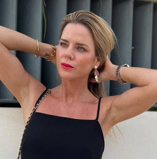 Amelia Bono ficha en las braguitas de bikini de tiro alto que hacen verdadero tipazo