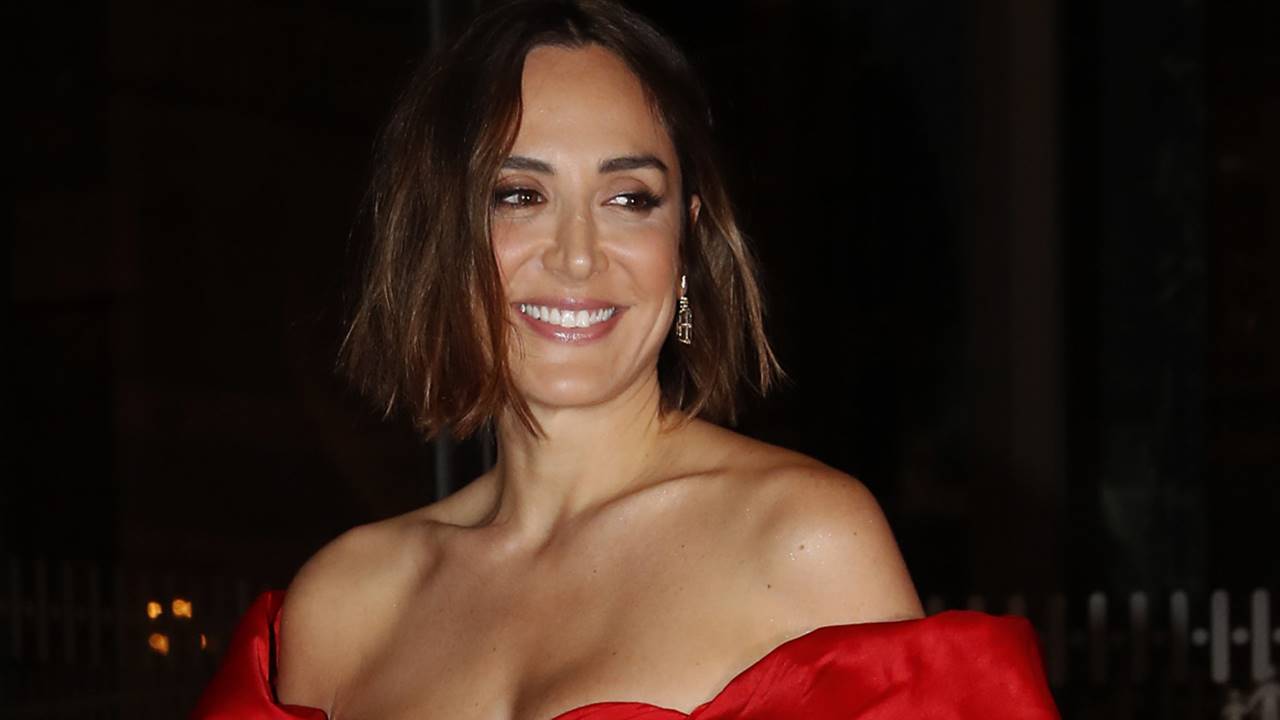 Lo confirma Tamara Falcó: Su vestido rojo midi favorito queda mucho mejor con estas alpargatas de firma española