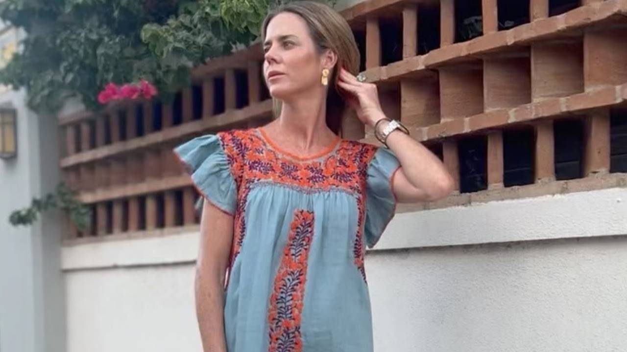 El look 'quita años' de Amelia Bono con el vestido túnica mexicano más bonito y deportivas de lujo