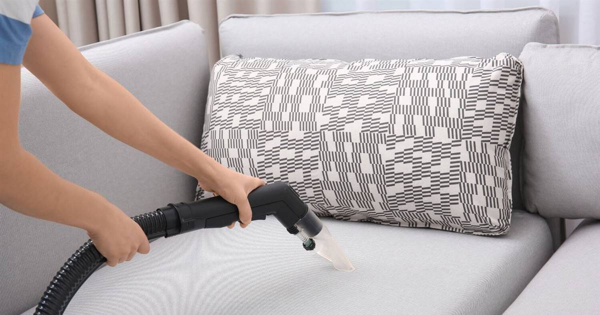 Cómo limpiar la tapicería de un sofá paso a paso