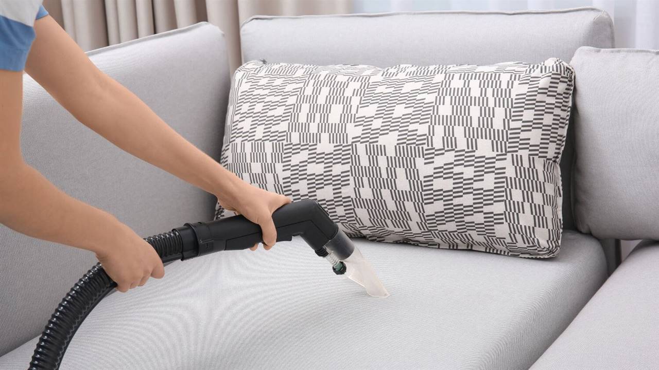 cómo limpiar la tapicería de un sofá paso a paso