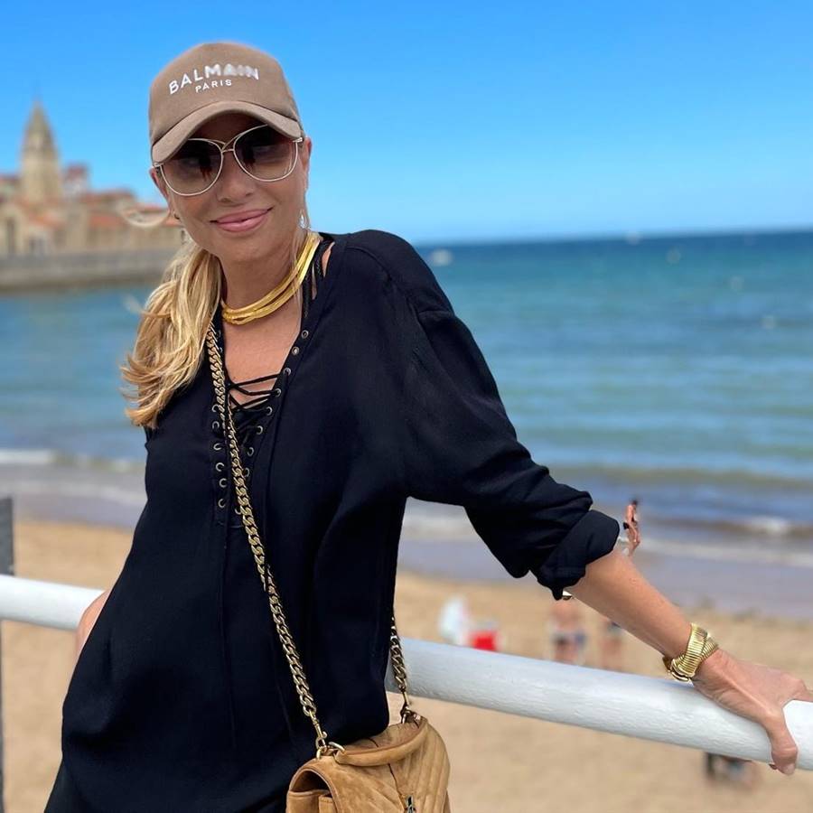 Rectos y anchos: Marta Sánchez lleva los jeans que arrasarán este otoño entre las mujeres de 50